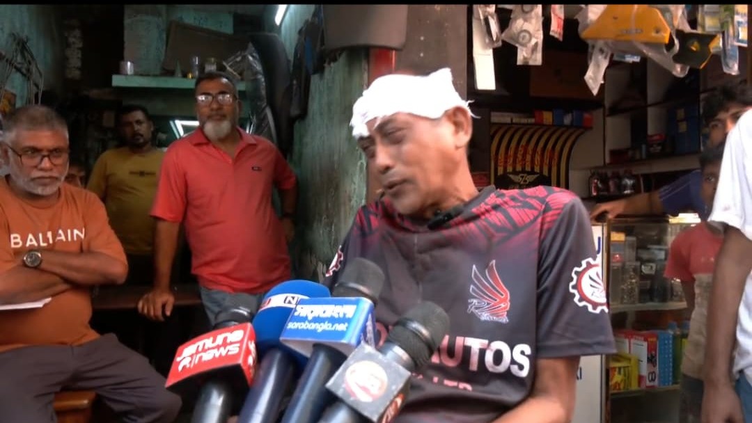যশোরে বাড়ির সামনে অভিনেতা সমু চৌধুরীর ওপর হামলা মাথায় চার সেলাই